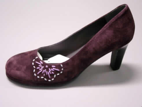 Freizeitschuhe (siehe Foto),
- mit Laufsohlen aus Leder (den größten Teil der Berührungsfläche mit dem Boden bildend)
  und Kunststoff,
- mit Oberteil aus Leder,
- mit Verzierungen in Form von Stickereien,
- ohne Verschluss,
- mit Absatz,
- ohne Metallschutz in der Vorderkappe,
- nicht den Knöchel bedeckend,
- mit geschlossenem Blatt,
- mit einer Länge der Innensohle von mehr als 24 cm,
- für Frauen.