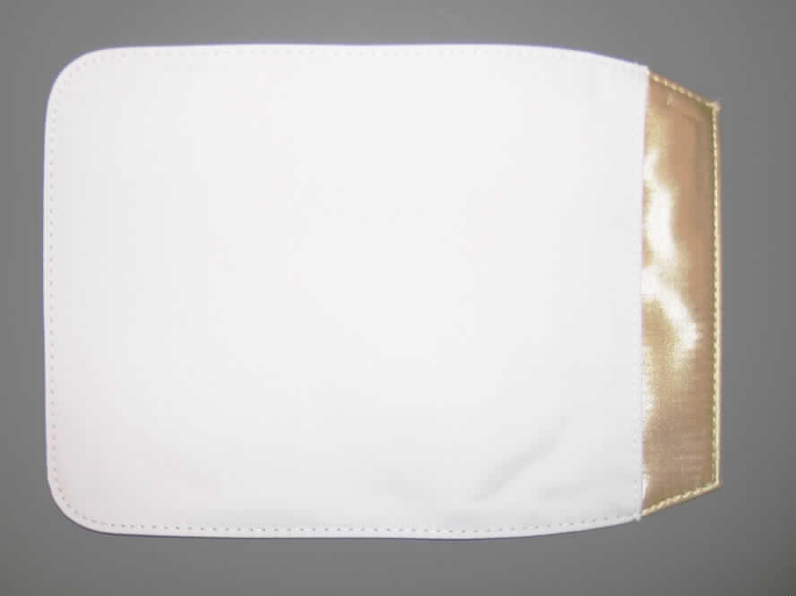 Andere konfektionierte Spinnstoffware, sog. Lasche, Schultertasche klein gold, siehe
beigefügtes Foto,
- dient als Überschlagklappe für eine sog. Schultertasche,
- in den Abmessungen: 25,5 cm x 18 cm,
- aus zwei an den Rändern zusammengenähten Geweben aus Spinnstoffen; bei den miteinander
  vernähten Geweben handelt es sich jeweils um zweilagige, durch Kleben miteinander
  verbundene Flächenerzeugnisse mit einer Außen- und Innenlage aus unterschiedlichen,
  einfarbigen Geweben aus Spinnstoffen; am Rand einer Seite mit einem ca. 3 cm breiten
  Streifen aus einfarbigen Geweben der Position 5903 (das Gewebe ist auf der Innenseite mit
  einer Zellkunststofffolie überzogen, das Gewebe bildet jedoch die Außenseite, ist dicht
  gewebt und dient daher nicht nur der Verstärkung (somit keine Meterware des Kapitels 39)),
- durch Zusammennähen konfektioniert,
- am Rand einer Seite mit einem aufgenähten Flauschband aus Geweben (Gegenstück von einem
  Klettverschluss),
- nicht handgearbeitet,
- die Ware weist nicht die wesentlichen Beschaffenheitsmerkmale einer fertigen Tasche auf 
  und ist daher als Teil und somit als eigenständige Ware einzureihen,
- keine Ware des Kapitels 42 (insbesondere nicht der Position 4202), da Teile von Waren der 
  Position 4202 nicht vom Kapitel 42 erfasst werden.