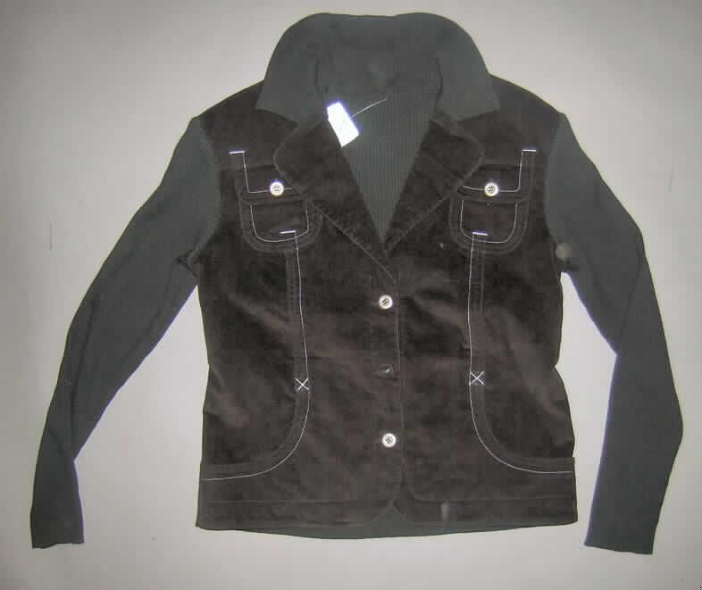 Strickjacke für Frauen, sog. Jacke, in Erwachsenengröße, siehe Foto,
- Rückenteil, Ärmel und Teile des Kragens aus 2,2 mm dicken, einfarbigen, gerippten Ge-
  wirken aus laut Antrag 50 % Acrylic (synthetische Chemiefasern) und 50 % Baumwolle;
  Vorderteile und restlicher Kragen aus 1,1 mm dicken, einfarbigen Rippensamtgeweben
  (Cord) aus laut Antrag 99 % Baumwolle und 1 % Spandex (synthetische Chemiefasern), 
- über die Taille reichend (Rückenlänge: 60 cm),
- mit einem Reverskragen,
- vorn mit einer durchgehenden Öffnung mit Knopfverschluss von rechts über links
  (Frauenkleidung),
- mit langen Ärmeln,
- mit zwei aufgesetzten Brusttaschen und zwei eingesetzten Taschen unterhalb der Taille,
- am unteren Rand abgepasst gewirkt bzw. gesäumt,
- nur im Bereich der Gewebe dünn gefüttert, nicht in Bahnen gearbeitet, weist aufgrund der
  Materialbeschaffenheit (überwiegend gerippte Gewirke) keine Formfestigkeit auf, u.a. auch
  deshalb keine Jacke der Position 6104,
- nach dem Wert und dem Umfang sind die Gewirke charakterbestimmend,
- wird u.a. aufgrund des körpernahen Schnitts nicht über jeder anderen Kleidung zum Schutz
  gegen das Wetter getragen, somit keine Ware der Position 6102; kennzeichnet sich nach
  Art der Gewirke und der Beschaffenheit als Strickjacke.