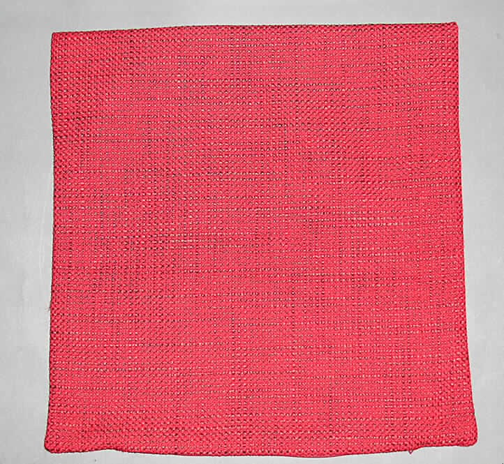 Ware zur Innenausstattung, sog. Zierkissenhülle, Art. 734039 BOSTON, siehe Abbildung;
- aus 1,7 mm dicken, buntgewebten, grobgemusterten Geweben aus lt. Antrag 37 % 
  Polyester, 36 % Polyacryl (beides synthetische Chemiefasern) und 27 % Baumwolle,
- quadratisch, in den Abmessungen: 40 cm x 40 cm,
- durch Nähen konfektioniert,  
- an einer Schmalseite mit einer Öffnung mit Reißverschluss zum Einstecken der
  Kissenfüllung,
- kennzeichnet sich aufgrund des Verwendungszwecks, der Art des Materials und der 
  Ausstattung als Ware zur Innenausstattung (somit keine Bettwäsche der Position 6302),
- ohne Polsterung und ohne Füllung (somit keine Bettausstattung der Position 9404).
