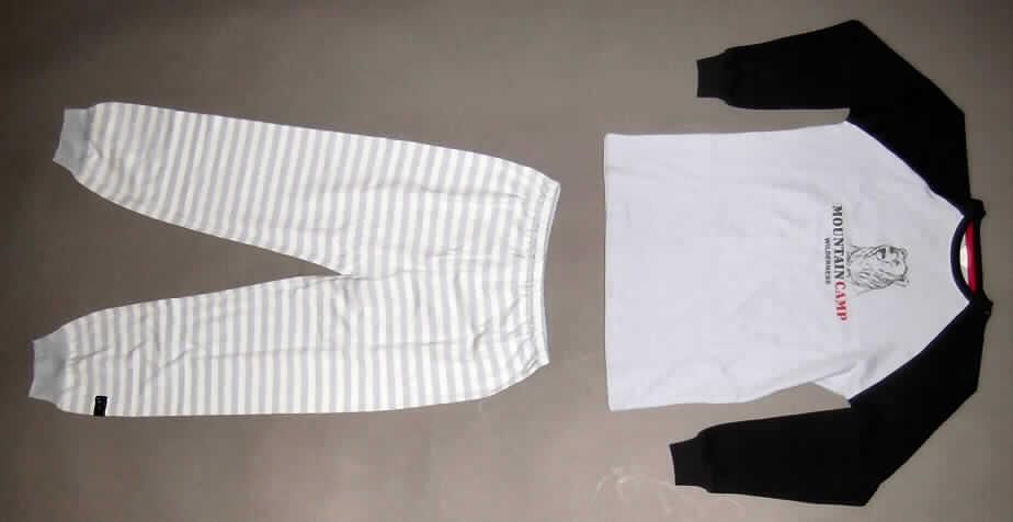Schlafanzug, bestehend aus einem Oberteil und einer langen Hose, sog. 2-teiliger 
Kinder-Pyjama, PJN 46989, Größe 146/152, siehe Foto,
- aus verschiedenen, 0,9 mm dicken Gewirken aus lt. Antrag 100 % Baumwolle,
- ohne Öffnung und ohne Verschluss, 
- ohne Merkmale, die auf einen bestimmten Trägerkreis hinweisen (unisex),
- nach Schnitt, Ausstattung und Material erkennbar dazu bestimmt, ausschließlich 
  oder im Wesentlichen als Nachtkleidung im Bett getragen zu werden,
- Oberteil: 
-- über die Taille reichend (Rückenlänge: 62 cm),
-- mit einem halsnahen Ausschnitt mit einer gerippten Randeinfassung,
-- mit langen Ärmeln mit verengenden Bündchen, 
-- vorn mit einem Motivaufdruck,  
-- am unteren Rand gesäumt,
- Lange Hose (gestreift): 
-- in der Taille abschließend, mit einem elastischen Taillenbund,
-- mit knöchellangen Hosenbeinen, 
-- an den Beinabschlüssen mit verengenden Bündchen.