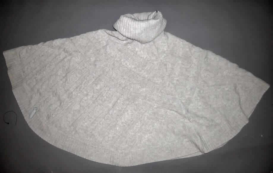 Umhangähnliches Kleidungsstück, sog. Poncho, Größe M, siehe Foto,
- aus bis zu 4,4 mm dicken, melierten, musterbildend gestrickten (Zopfmuster) Gestricken
  aus laut Antrag 100 % Wolle,
- über die Taille reichend (Rückenlänge im getragenen Zustand: 61 cm),
- wird in der Art eines Überwurfs über den Schultern getragen,
- mit einem halsnahen Halsausschnitt mit einem Rollkragen,
- liegt im getragenen Zustand rund und breit um die Schultern und bedeckt die Arme, 
- ohne Öffnung und Verschluss, ohne Hinweise auf einen bestimmten Trägerkreis (unisex),
- ohne Ärmel, 
- ungefüttert,
- kennzeichnet sich nach der Art des Gestrickes und der Länge als Kleidungsstück in der Art
  eines Umhangs, das als äußerstes Kleidungsstück über jeder anderen Kleidung getragen 
  wird (somit weder andere Kleidung der Position 6114 noch Bekleidungszubehör der Position 
  6117).