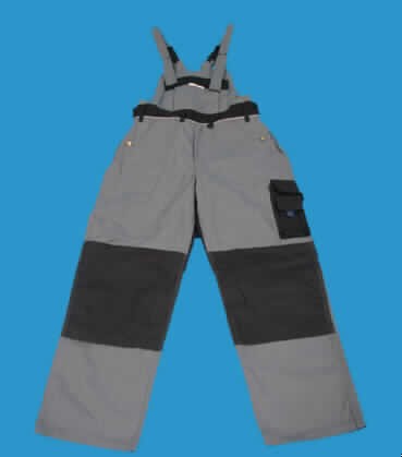 Latzhose für Männer, sog. Arbeitslatzhose, in Größe 50, siehe Abbildung
- aus verschiedenen, 0,9 mm dicken, strapazierfähigen, einfarbigen Geweben (schwarz bzw. 
  grau) aus lt. Antrag 65 % Polyester (synth. Chemiefasern) und 35 % Baumwolle,
- mit einem großen Brustlatz mit Taschen,
- mit längenverstellbaren, elastischen Hosenträgern, die an einem Rückenlatz angenäht sind,
- mit seitlicher Knöpfung im Bereich der Taille, teilweise elastischem Bund und Gürtel- 
  schlaufen,
- vorn mit Eingriffsöffnung mit Reißverschluss und Patte von links auf rechts (Männer- 
  kleidung),
- vorn mit zwei Eingriffstaschen; mit zwei aufgesetzten Gesäßtaschen, eine davon mit Patte,
- mit ein- und aufgesetzten, teilweise mit Patte und Klettverschluss ausgestatteten, multi- 
  funktionalen Beintaschen (Handytasche, Zollstocktasche),
- mit einem angenähten Gewebestreifen (sog. Hammerschlaufe),
- im Kniebereich mit großen, aufgesetzten Gewebezuschnitten, zum Einfügen von Schutz-
  polstern geeignet und durch Klettverschluss zu schließen,
- mit knöchellangen Hosenbeinen, an den Beinabschlüssen gesäumt,
- die Hose bietet aufgrund der Ausstattung Nutzungsmöglichkeiten für z.B. Maurer und 
  Fliesenleger, sie lässt jedoch aufgrund ihres allgemeinen Aussehens und ihrer Ausstattung
  (in Art einer Jeanshose, aufwendige Taschen aus anderem Material) sowie des Zuschnitts   
  (modisch geschnitten, körpernah gearbeitet) nicht erkennen, dass sie dazu bestimmt ist,
  ausschließlich oder hauptsächlich zum Schutz der Kleidung/Person bei der Ausübung 
  einer beruflichen Tätigkeit getragen zu werden (somit keine Arbeits- und Berufskleidung).