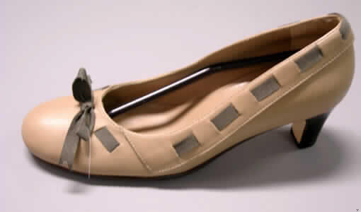 Freizeitschuhe (siehe Foto),
- mit Laufsohlen aus Leder (den größten Teil der Berührungsfläche mit dem Boden bildend)
  und Kunststoff,
- mit Oberteil aus Leder,
- mit Zubehörteilen und Verstärkungsteilen aus Leder,
- mit Verzierungen in Form eines Spinnstoffbandes, 
  vorn als Schleife gebunden,
- ohne Verschluss,
- mit Absatz,
- ohne Metallschutz in der Vorderkappe,
- nicht den Knöchel bedeckend,
- mit geschlossenem Blatt,
- mit einer Länge der Innensohle von mehr als 24 cm,
- für Frauen.