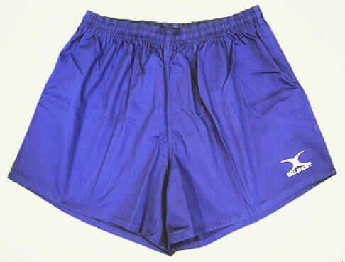 Kurze Hose, Größe XL, siehe Foto,
- aus 0,6 mm dicken, festen, einfarbigen Geweben aus lt. Antrag und Textiletikett 100% 
  Baumwolle,
- in der Taille abschließend, mit einem 4 cm breiten, elastischen Taillenbund mit Kordelzug,
- ohne Öffnung und ohne Verschluss, somit ohne Merkmale, die auf einen bestimmten 
  Trägerkreis (Mann/Frau) hinweisen (unisex), 
- mit kurzen Hosenbeinen, die nicht die Knie bedecken (Seitenlänge: 39 cm),
- auf einem Hosenbein mit aufgesticktem Schriftzug und Logo,
- an den Beinabschlüssen durch Umschlagen und Festnähen gesäumt.
