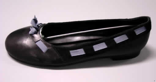 Freizeitschuhe (siehe Foto),
- mit Laufsohlen aus Leder (den größten Teil der Berührungsfläche mit dem Boden bildend)
  und Kunststoff,
- mit Oberteil aus Leder,
- mit Verzierungen in Form eines Spinnstoffbandes, 
  vorn als Schleife gebunden,
- ohne Verschluss,
- mit kleinem Absatz,
- ohne Metallschutz in der Vorderkappe,
- nicht den Knöchel bedeckend,
- mit geschlossenem Blatt,
- mit einer Länge der Innensohle von mehr als 24 cm,
- für Frauen.