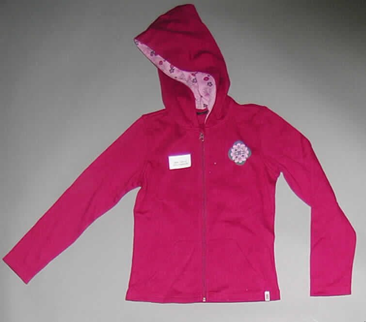 Zweiteilige Zusammenstellung (strickjackenähnliches Kleidungsstück für Knaben und lange Hose), sog. Jogginganzug für Kinder, Größe 140/146, siehe Fotos,
- gemeinsam für den Einzelverkauf aufgemacht,
- aufgrund des Schnitts (das Oberteil weist keine Verengung an den Ärmelabschlüssen auf) kein Trainingsanzug 
  der Position 6112, 
- aufgrund der unterschiedlichen Farben (dunkelrotes Oberteil, dunkelgraue Hose) nicht aus ein und demselben 
  Flächenerzeugnis hergestellt, somit keine Kombination,
- aus verschiedenen, 1,0 mm dicken, einfarbigen Gewirken aus lt. Etikett 100% Baumwolle, 
- Strickjackenähnliches Kleidungsstück für Knaben: 
-- über die Taille reichend (Rückenlänge: 49 cm),
-- mit einer angesetzten Kapuze,
-- vorn mit einer durchgehenden Öffnung mit Reißverschluss, am Ausschnitt mit einer kleinen Überlappung 
   von links über rechts (Knabenkleidung),
-- mit langen Ärmeln mit gesäumten, nicht verengenden Abschlüssen,
-- mit zwei aufgesetzten Bauchtaschen unterhalb der Taille, somit kein Hemd der Position 6105,
-- vorn mit einem kleinen Motivaufdruck verziert,
-- ungefüttert, nicht in Bahnen gearbeitet, damit keine Formfestigkeit aufweisend, somit keine Jacke der 
   Position 6103,
-- am unteren Rand durch Umschlagen und Festnähen gesäumt.