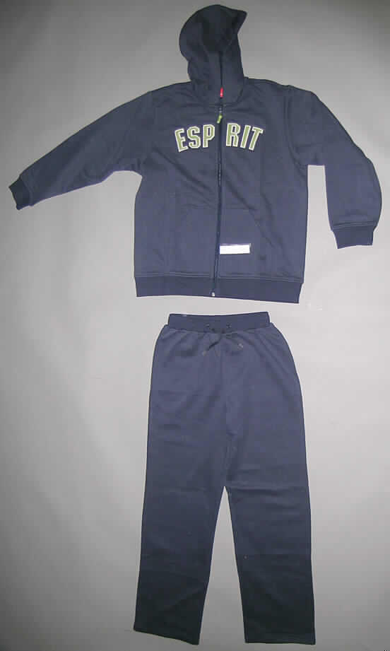 Trainingsanzug, sog. Trainingsanzug für Kinder, Größe 140/146, siehe Fotos,
- bestehend aus einem Oberteil und einer langen Hose,
- aus 1,5 mm dicken, auf der Innenseite leicht gerauten, einfarbigen Gewirken aus lt. Etikett 100% Baumwolle,
- erkennbar dazu bestimmt, ausschließlich oder im Wesentlichen bei der Ausübung eines Sports getragen zu 
  werden,
- ungefüttert,
- Oberteil: 
-- über den Schritt reichend (Rückenlänge: 67 cm),
-- mit einer angesetzten Kapuze,
-- vorn mit einer durchgehenden Öffnung mit Reißverschluss,
-- mit langen Ärmeln mit verengenden Bündchen, 
-- vorn mit einem aufgestickten Firmenlogo,
-- mit zwei aufgesetzten Taschen unterhalb der Taille,
-- am unteren Rand durch einen gerippten, doppelt gearbeiteten Bund verengt,
- lange Hose: 
-- in der Taille abschließend, mit einem elastischen, gerippten Taillenbund mit einem Kordelzug,
-- ohne Öffnung und ohne Verschluss,  
-- mit knöchellangen Hosenbeinen,
-- an den Beinabschlüssen durch Umschlagen und Festnähen gesäumt.