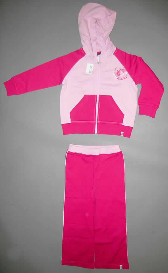 Trainingsanzug, sog. Trainingsanzug für Kinder, Größe 104/110, siehe Fotos,
- bestehend aus einem Oberteil und einer langen Hose,
- aus verschiedenen, 0,9 mm dicken, auf der Innenseite leicht gerauten, einfarbigen Gewirken aus lt. Etikett 
  100% Baumwolle,
- erkennbar dazu bestimmt, ausschließlich oder im Wesentlichen bei der Ausübung eines Sports getragen zu 
  werden,
- ungefüttert,
- Oberteil: 
-- über die Taille reichend (Rückenlänge: 41 cm),
-- mit einer angesetzten Kapuze,
-- vorn mit einer durchgehenden Öffnung mit Reißverschluss,
-- mit langen Ärmeln mit verengenden Bündchen, 
-- vorn mit einem kleinen Motivaufdruck,
-- mit zwei aufgesetzten Taschen unterhalb der Taille,
-- am unteren Rand durch einen gerippten, doppelt gearbeiteten Bund verengt,
- lange Hose: 
-- in der Taille abschließend, mit einem doppelt gearbeiteten, elastischen Taillenbund,
-- ohne Öffnung und ohne Verschluss,  
-- mit knöchellangen Hosenbeinen,
-- an den Beinabschlüssen durch Umschlagen und Festnähen gesäumt.