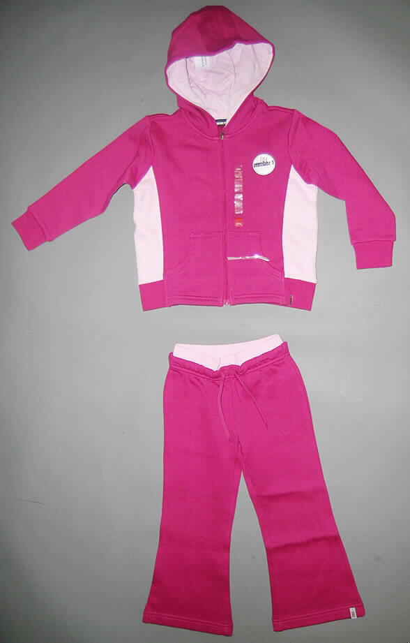 Trainingsanzug, sog. Trainingsanzug für Kinder, Größe 104/110, siehe Fotos,
- bestehend aus einem Oberteil und einer langen Hose,
- aus verschiedenen, 1,5 mm dicken, auf der Innenseite leicht gerauten, einfarbigen Gewirken aus lt. Etikett 
  100% Baumwolle,
- erkennbar dazu bestimmt, ausschließlich oder im Wesentlichen bei der Ausübung eines Sports getragen zu 
  werden,
- ungefüttert,
- Oberteil: 
-- über die Taille reichend (Rückenlänge: 40 cm),
-- mit einer angesetzten Kapuze,
-- vorn mit einer durchgehenden Öffnung mit Reißverschluss,
-- mit langen Ärmeln mit verengenden Bündchen, 
-- hinten mit einem großformatigen Motivaufdruck,
-- mit zwei aufgesetzten Taschen unterhalb der Taille,
-- am unteren Rand durch einen teilweise gerippten, doppelt gearbeiteten Bund verengt,
- lange Hose: 
-- in der Taille abschließend, mit einem doppelt gearbeiteten, elastischen Taillenbund mit einem Kordelzug,
-- ohne Öffnung und ohne Verschluss,  
-- mit knöchellangen Hosenbeinen,
-- an den Beinabschlüssen durch Umschlagen und Festnähen gesäumt.