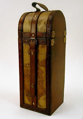 Handkofferähnliches Behältnis (Koffer Globetrotter), Art.-Nr. 35084, siehe Foto, 
- mit einer Außenseite aus Holz (charakterbestimmend) und Kunststofffolien, die auf einer 
  Unterkonstruktion aus Holz aufgeklebt sind, 
- mit zahlreichen Verzierungen aus unedlem Metall und Kunststoffbändern, 
- mit Scharnieren und Verschlußmöglichkeit, 
- mit den Abmessungen von ca. 13 (L) x 13 (B) x 36 (H) cm, 
- mit einem Handtragegriff aus Kunststoffen, 
- das Behältnis weist die Merkmale von handkofferähnlichen Waren (Größe, Tragemöglich- 
  keit, stabile Verarbeitung) auf, daher keine Einreihung als Ware zu Dekorationszwecken der 
  Position 4420.