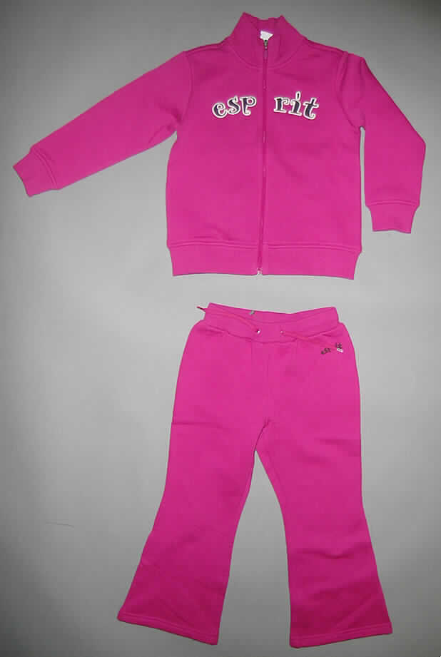 Trainingsanzug, sog. Trainingsanzug für Kinder, Größe 104/110, siehe Fotos,
- bestehend aus einem Oberteil und einer langen Hose,
- aus 1,5 mm dicken, auf der Innenseite leicht gerauten, einfarbigen Gewirken aus lt. Etikett 100% Baumwolle,
- erkennbar dazu bestimmt, ausschließlich oder im Wesentlichen bei der Ausübung eines Sports getragen zu 
  werden,
- ungefüttert,
- Oberteil: 
-- über die Taille reichend (Rückenlänge: 43 cm),
-- mit einem gerippten Stehkragen,
-- vorn mit einer durchgehenden Öffnung mit Reißverschluss,
-- mit langen Ärmeln mit verengenden Bündchen, 
-- vorn mit einem aufgestickten Firmenlogo,
-- am unteren Rand durch einen gerippten, doppelt gearbeiteten Bund verengt,
- lange Hose: 
-- in der Taille abschließend, mit einem elastischen, gerippten Taillenbund mit einem Kordelzug,
-- ohne Öffnung und ohne Verschluss,  
-- mit knöchellangen Hosenbeinen,
-- an den Beinabschlüssen durch Umschlagen und Festnähen gesäumt.