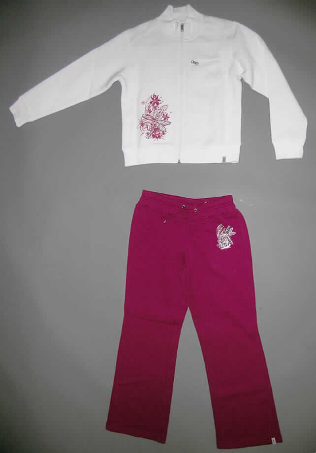 Trainingsanzug, sog. Trainingsanzug für Kinder, Größe 140/146, siehe Fotos,
- bestehend aus einem Oberteil und einer langen Hose,
- aus verschiedenen, 1,5 mm dicken, auf der Innenseite leicht gerauten, einfarbigen Gewirken aus lt. Etikett
  100% Baumwolle,
- erkennbar dazu bestimmt, ausschließlich oder im Wesentlichen bei der Ausübung eines Sports getragen zu 
  werden,
- ungefüttert,
- Oberteil: 
-- über die Taille reichend (Rückenlänge: 49 cm),
-- mit einem gerippten Stehkragen,
-- vorn mit einer durchgehenden Öffnung mit Reißverschluss,
-- mit langen Ärmeln mit verengenden Bündchen, 
-- mit einer Brusttasche mit Reißverschluss,
-- vorn mit einem großformatigen Motivaufdruck in der Farbe der Hose,
-- am unteren Rand durch einen gerippten, doppelt gearbeiteten Bund verengt,
- lange Hose: 
-- in der Taille abschließend, mit einem elastischen Taillenbund mit einem Kordelzug,
-- ohne Öffnung und ohne Verschluss,  
-- mit einem Motivaufdruck in der Farbe des Oberteils,
-- mit knöchellangen Hosenbeinen,
-- an den Beinabschlüssen durch Umschlagen und Festnähen gesäumt.