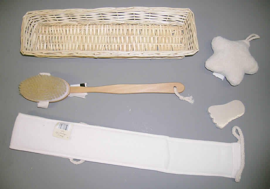 Vierteilige Warenzusammenstellung, bestehend aus Wäsche zur Körperpflege (Massageband und 
Waschkissen), einem Bimsstein (Polierstein) und einer Stielbürste, siehe beigefügte Fotos,
- in einem geflochtenen Korb aus Weide (Abmessungen: ca. 45 cm x 11 cm x 7 cm) für den
  Einzelverkauf aufgemacht (übliche Verpackung im Sinne der AV 5b)),
- zur Befriedigung eines speziellen Bedarfs (Körperpflege) zusammengestellt,
- Wäsche zur Körperpflege (Massageband):
-- mit einer Länge von 75 cm und einer Breite von 8,5 cm; aus 1,2 mm dicken Schlingengewirken
   (Frottierware) aus lt. Antrag einem Grund aus 100% Polyester (synthetische Chemiefasern) und
   einer Schlingenoberfläche aus 100% Baumwolle; auf einer Seite mit einem aufgenähten, ca. 35 cm
   langen Zuschnitt aus gepresstem Luffa (sog. pflanzlicher Schwamm der Position 1404); an den
   Längsseiten mit Gewebebändern eingefasst; an den Schmalseiten durch Umschlagen und Festnähen
   gesäumt und mit Halteschlaufen aus geflochtenen Bindfäden versehen; mit einer Zwischenlage
   aus Schaumkunststoff; durch Zusammennähen konfektioniert; wird üblicherweise regelmäßig
   gewaschen; nach dem Umfang, Wert und in Bezug auf die Verwendung als Massagegurt zur
   Körperpflege (Rückenmassage) sind die Schlingengewirke aus Baumwolle als charakterbestimmend
   anzusehen, der Luffazuschnitt dient der gröberen Massage des Rückens,
- Wäsche zur Körperpflege (Waschkissen):
-- aus 2,5 mm dicken Schlingengewirken (Frottierware) aus lt. Antrag einem Grund aus 100%
   Polyester (synthetische Chemiefasern) und einer Schlingenoberfläche aus 100 % Baumwolle; mit 
   einem Kern aus Watte; durch Zusammennähen konfektioniert; sternförmig, in den Abmessungen:
   Durchmesser 15,5 cm, Höhe ca. 5 cm; mit Aufhängeschlaufe aus geflochtenen Bindfäden; wird
   üblicherweise regelmäßig gewaschen; wird als Schwamm beim Einseifen oder Massieren verwendet,
- Bimsstein (Polierstein):
-- in Form eines stilisierten Fußes; in den Abmessungen: ca. 9 cm x 6 cm x 1,5 cm,
- Stielbürste (Körperreinigungsbürste):
-- mit einem 35 cm langen abnehmbaren Holzstiel mit Aufhängeschlaufe sowie einem ca. 13 cm
   langen, ovalen Bürstenkopf; mit einer Bürstenfassung aus Holz und Kunststoff, in welche
   weiche Borstenbüschel eingezogen sind; auf der Rückseite der Bürstenfassung mit einem
   Handhaltegurt aus Geweben,
- die Waren zur Körperpflege der Position 6302 (Massageband und Waschkissen) bestimmen nach
  dem Umfang und in Bezug auf die Verwendung den Charakter der Warenzusammenstellung.