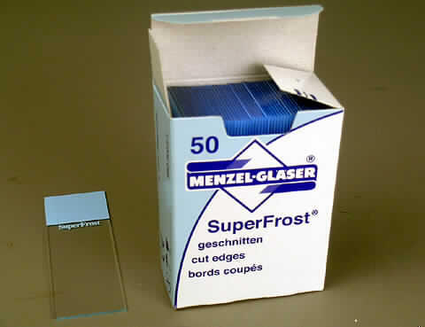 Glaswaren für Laboratorien, sog. Objektträger "Super Frost", siehe Foto, 
- in Form rechteckig zugeschnittener Tafeln aus gezogenem, durchsichtigem Glas, 
- mit den Abmessungen von 26 x 76 x 1,0 mm, 
- kein Glas aus geschmolzenem Quarz oder anderem geschmolzenem Siliciumdioxid, 
- aus anderem Glas, mit einem linearen Ausdehnungskoeffizienten von weniger als 5 x 10 
  hoch minus 6 je Kelvin in einem Temperaturbereich von 0 °C bis 300 °C, 
- mit einem 2 cm langen, einseitig aufgetragenen Farbüberzug und dem Schriftzug "Super 
  Frost " an einer Schmalseite, zur späteren Beschriftung des Objektträgers, 
- in drei Ausführungen erhältlich (geschnitten, geschliffen 45°, geschliffen 90° und facettiert),  
- verpackt in einer für derartige Waren üblichen Verkaufsumschließung.