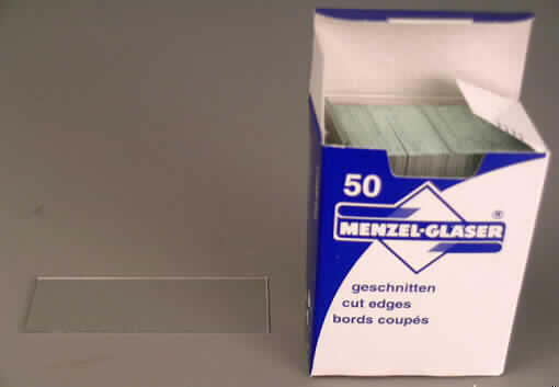 Glaswaren für Laboratorien, sog. Objektträger, Art.-Nr. AA00000102E, siehe Foto, 
- in Form rechteckig zugeschnittener Tafeln aus gezogenem, durchsichtigem Glas, 
- mit den Abmessungen von 26 x 76 x 1,0 mm, 
- kein Glas aus geschmolzenem Quarz oder anderem geschmolzenem Siliciumdioxid, 
- aus anderem Glas, mit einem linearen Ausdehnungskoeffizienten von weniger als 5 x 10 
  hoch minus 6 je Kelvin in einem Temperaturbereich von 0 °C bis 300 °C, 
- in der Ausführung: "geschnitten",  
- verpackt in einer für derartige Waren üblichen Verkaufsumschließung.