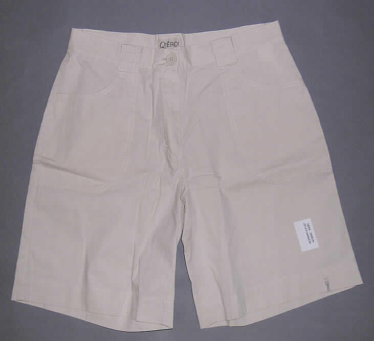 Kurze Hose, sog. Shorts  Art. 592-653, Größe 38, siehe Foto,
- aus 0,4 mm dicken, einfarbigen Geweben aus lt. Antrag 97% Baumwolle und 
  3% Elasthan (synth. Chemiefasern),
- in der Taille abschließend, mit einem Taillenbund und Gürtelschlaufen,
- vorn mit einer kurzen Öffnung mit Reißverschluss; mit einer von rechts auf links 
  überlappenden Patte, am Bund mit Knopfverschluss (Frauenkleidung),
- vorn mit aufgesetzten Eingriffstaschen, hinten mit zwei Gesäßtaschen mit Patte 
  und Klettverschluss,
- mit kurzen Hosenbeinen, die nicht die Knie bedecken (Seitenlänge: 48 cm),  
- an den Beinabschlüssen durch Umschlagen und Festnähen gesäumt.