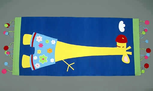 Fußbodenbelag (lt. Antrag: "Teppich Giraffe"; siehe Foto)
- Größe: ca. 65 x 165 cm,
- aus einer Applikationsstickerei (Gewebe mit einem großflächigen, aufgenähten 
  Motiv in Form einer stilisierten Giraffe) aus (lt. Antrag) 100 GHT Baumwolle; an den 
  Schmalseiten durch Umschlagen und Festnähen gesäumt und mit Fransen 
  versehen (= konfektioniert),
- kennzeichnet sich durch seine Festigkeit, Dicke und Steifheit als Fußbodenbelag,
- nicht handgearbeitet