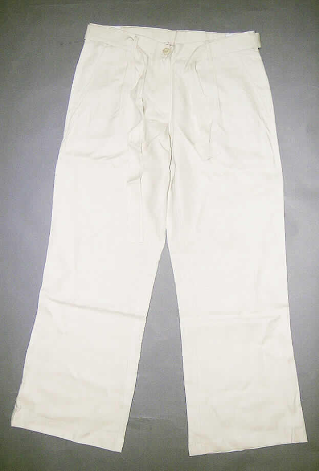 Lange Hose, sog. Leinenhose Art. 592-666, Größe 38, siehe Foto,
- aus 0,5 mm dicken, einfarbigen Geweben aus lt. Antrag 100% Leinen,
- in der Taille abschließend, mit einem Taillenbund und Gürtelschlaufen; im Rücken 
  mit einem im Bund eingearbeiteten, elastischen Band mit mehreren Knopflöchern, 
  die es ermöglichen, auf der Innenseite den Bund mittels Knopfverschluss variabel
  zu verengen, 
- mit einem Bindegürtel aus dem gleichen Material wie die Hose,
- vorn mit einer kurzen Öffnung mit Reißverschluss; mit einer von rechts auf links 
  überlappenden Patte, am Bund mit Knopfverschluss (Frauenkleidung)
- vorn mit eingesetzten Eingriffstaschen,
- mit knöchellangen Hosenbeinen, damit keine kurze Hose,
- an den Beinabschlüssen durch Umschlagen und Festnähen gesäumt.