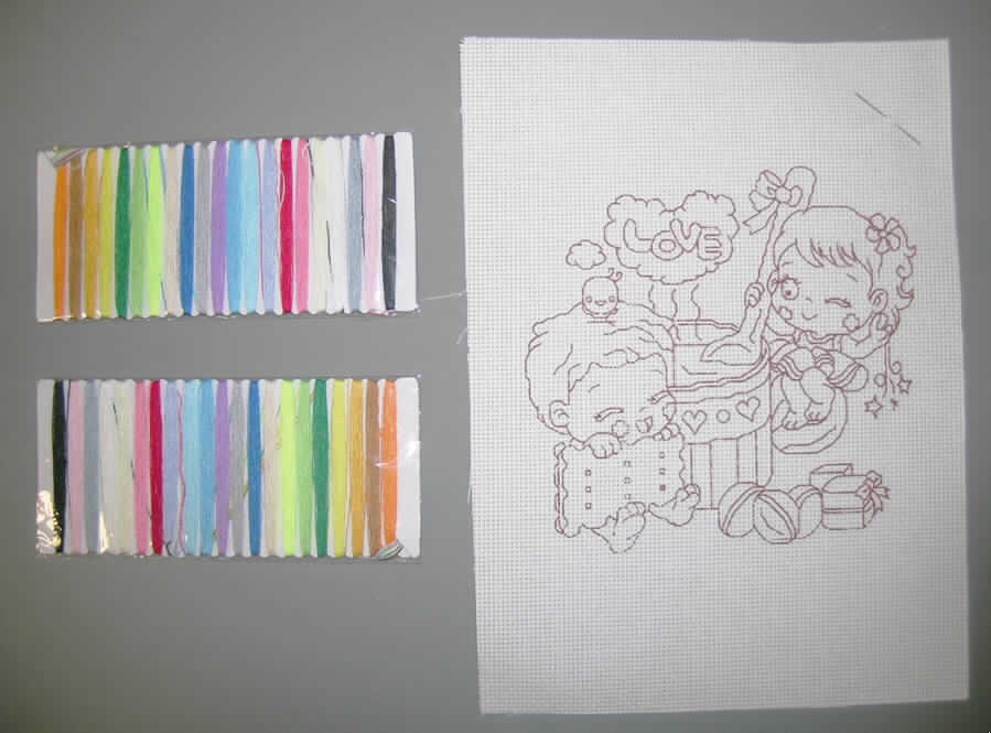Warenzusammenstellung zur Herstellung von Handarbeiten (Stickbild), bestehend aus einem Grundgewebe, verschiedenfarbigen Garnen aus Spinnstoffen und Zubehör (eine Sticknadel sowie eine Stickanleitung aus Papier), sog. Stickbild für Kinder (Art. QL - W008813), siehe Foto,
- in einer umschlagähnlichen Blisterpackung für den Einzelverkauf aufgemacht,
- Grundgewebe (bedruckt): 
-- rechteckig zugeschnitten; 28 cm lang und 21 cm breit,
-- aus Spinnfasern aus lt. Antrag 100% Baumwolle,
-- mit einem großformatigen Motivaufdruck als Stickvorlage,
-- soll mit den Garnabschnitten bestickt und anschließend in Form geschnitten und auf Kissen o. ä. 
   aufgenäht werden,
-  Garne (gefärbt):
-- aus Spinnfasern aus lt. Antrag 100% Baumwolle,
-- auf zwei Pappkarten sind jeweils 21 farblich sortierte Stränge für den Einzelverkauf aufgemacht,
-  Zubehör:
-- eine Sticknadel aus unedlem Metall,
-- eine Stickanleitung aus Papier,
- die Warenzusammenstellung weist nicht den Charakter von Spielzeug auf, somit keine Ware der Position 9503.