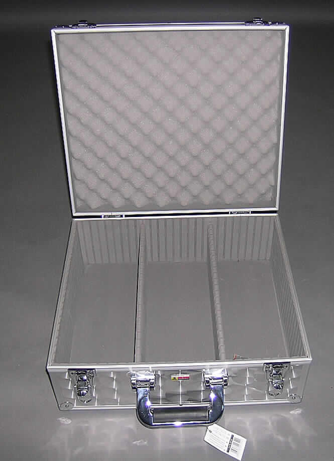 Handkoffer, sog. CD-Koffer, siehe Fotos, 
- mit einer Außenseite aus mattem, strukturiertem Aluminium (Ergebnis der augenscheinli- 
  chen Untersuchung), welches auf einer Unterkonstruktion aus entsprechend zuge- 
  schnittenen Holzfaserplatten aufgeklebt ist, 
- mit einem Rahmen aus Aluminium und Eckverstärkungen aus Stahlblech, 
- mit den Abmessungen ca. 43 x 41 x 19 cm, 
- mit einem Handtragegriff, 
- mit zwei Bügelschlössern, 
- innen mit Schaumkunststoff ausgekleidet, 
- mit zwei Trennstegen, 
- zum Transport von CD's oder CD-ROM's vorgesehen.