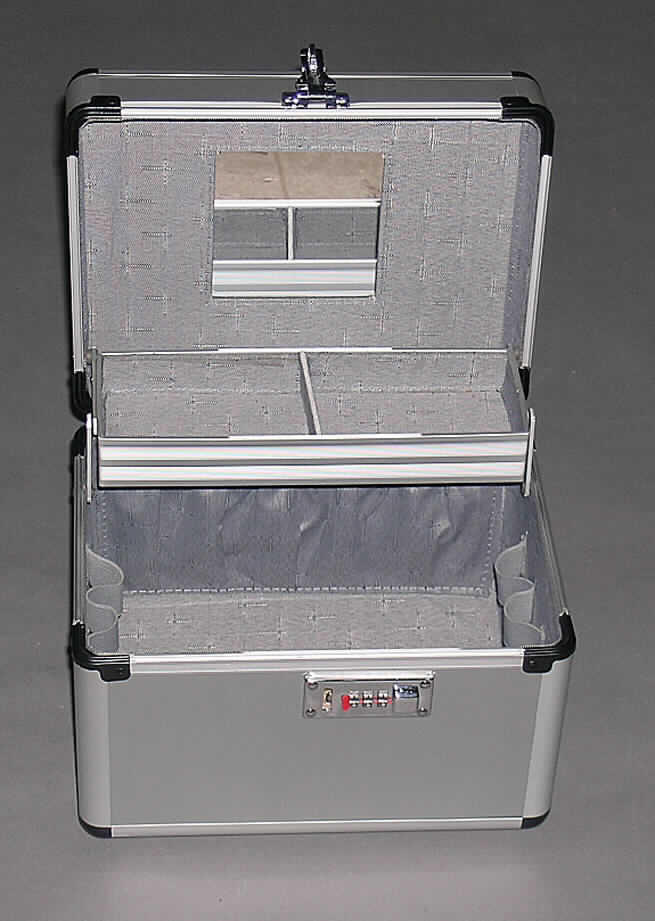Kosmetikkoffer, sog. Beautycase, "AluPlus Proficase", siehe Fotos, 
- mit einer Außenseite aus mattem, strukturiertem Aluminium (Ergebnis der augenscheinli- 
  chen Untersuchung), welches auf einer Unterkonstruktion aus entsprechend zuge- 
  schnittenen Holzfaserplatten aufgeklebt ist, 
- mit einem Rahmen aus Aluminium und Eckverstärkungen aus Kunststoff, 
- in den Abmessungen ca. 28 x 22 x 23 cm, 
- mit einem Handtragegriff aus Kunststoff, 
- mit einem Zahlenschloss mit Schnappverschluss, 
- im Deckelteil mit einem Spiegel,
- innen mit Stoff gefüttert und mit einem Fach für Kosmetika ausgestattet.