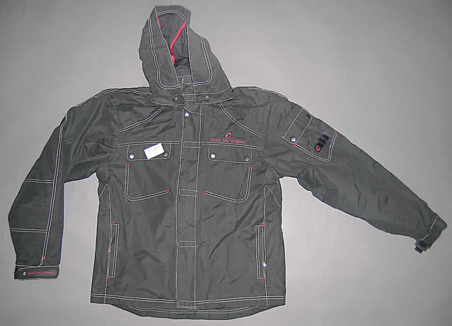 Anorak für Männer, sog. Golf/Regen Jacke, in Erwachsenengröße, siehe Foto,
- aus 0,4 mm dicken, einfarbigen Geweben aus lt. Antrag 70% Nylon  (synthetische 
  Chemiefasern) und 30 % Baumwolle; die Gewebe weisen auf der Innenseite einen Glanz 
  auf, ein Bestreichen mit Kunststoff ist mit bloßem Auge nicht wahrnehmbar (Meterware ist 
  kein Gewebe der Position 5903, somit kein Kleidungsstück der Position 6210),
- über die Taille reichend (Rückenlänge: 73 cm),
- mit einem Stehkragen mit integrierter Kapuze,
- vorn mit einer durchgehenden Öffnung mit Reißverschluss und Klettpatte von links
  über rechts (Männerkleidung),
- mit langen Ärmeln, an den Abschlüssen durch Klettriegel zu verengen,
- vorn mit zwei eingesetzten Brusttaschen und zwei eingesetzten Taschen unterhalb der 
  Taille; mit einer eingesetzten Tasche auf dem linken Ärmel; alle Taschen mit geknöpfter 
  Patte oder mit Reißverschluss,
- durchgehend mit einem gerauten Gewirke gefüttert,
- in Taillenhöhe mit einem verengenden Kordelzug,
- am unteren Rand durch Umschlagen und Festnähen gesäumt,
- wird als äußerstes Kleidungsstück über jeder anderen Kleidung getragen und bietet Schutz 
  gegen das Wetter (somit keine Jacke der Position 6203).