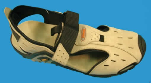 Sandalen  - siehe Bild
- mit Laufsohlen aus Kautschuk (lt. Antrag),
- mit unterpolstertem Oberteil aus Leder,
- mit Verstärkungsteilen aus Kunststoff,
- mit einem Klettverschluß über dem Spann,
- ohne Metallschutz in der Vorderkappe,
- nicht den Knöchel bedeckend,
- nicht geschlossenes Blatt,
- ohne Absatz,
- mit einer Länge der Innensohle von mehr als 24 cm,
- nicht als Männer- oder Frauenschuhe erkennbar.
