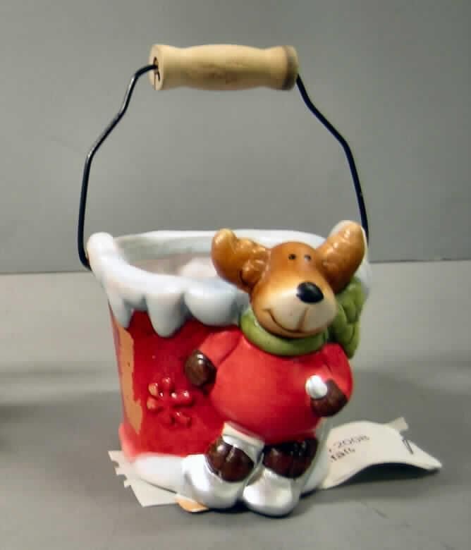 Keramischer Ziergegenstand, sog. weihnachtliches Pflanzgefäß (3-fach sortiert), siehe Foto, 
- unglasierter, weihnachtlich bemalter (überwiegend rot) Übertopf in Form eines kleinen 
  Eimers, 
- mit an den Eimer gearbeiteten Figuren (Elch, Weihnachtsmann oder Schneemann) verziert, 
- mit einem Henkel aus unedlem Metall und einem Griffstück aus Holz, 
- mit einer Höhe von je ca. 7 cm und einem Durchmesser von je ca. 8 cm, 
- keramische Erzeugnisse, nach der Formgebung gebrannt, tonmineralhaltiges Material 
  enthaltend, 
- nach dem Ergebnis der augenscheinlichen Untersuchung handelt es sich um feine Erden 
  (rotbrauner Scherben, feinkörniges, gleichmäßiges Gefüge, inhomogene Bestandteile 
  nicht mit bloßem Auge erkennbar, matte Bruchstelle, haftet an der Zunge), 
- keine Ware der Position 6914, da ohne Loch im Boden, 
- die Einreihung in die Position 9503 als Festartikel kommt nicht in Betracht, da die Ware 
  einen eigenständigen Gebrauchswert besitzt,
- augenscheinlich nicht handgearbeitet.
