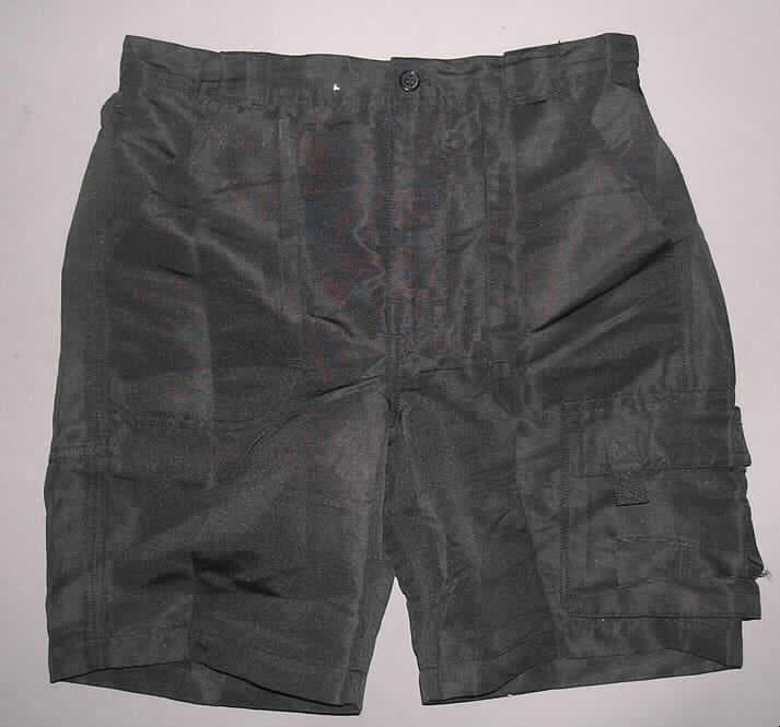 Zwei miteinander verbundene Kleidungsstücke, bestehend aus einer kurzen Hose aus Geweben für Knaben (außen) und einer kurzen Hose aus Gewirken (innen), sog. Kinder - Fahrradhose kurz, Größe 146/152, 
siehe Fotos,
- beide Kleidungsstücke sind durch Knöpfe und Schlaufen am Taillenbund miteinander 
  verbunden, können aber auch separat getragen werden,
- kurze Hose aus Geweben, für Knaben:
-- aus 0,3 mm dicken, einfarbigen Geweben aus laut Antrag 100% Polyester (synthetische
   Chemiefasern),
-- in der Taille abschließend, mit einem angesetzten Taillenbund mit innen angenähten 
   Schlaufen zum Befestigen der kurzen Hose aus Gewirken; mit Gürtelschlaufen,
-- vorn mit einer kurzen Öffnung mit Reißverschluss und Patte von links über rechts
   (Knabenkleidung),
-- mit zwei aufgesetzten Taschen vorn und einer aufgesetzten Beintaschen mit Patte, 
-- mit kurzen Hosenbeinen, die nicht die Knie bedecken (Seitenlänge: 42 cm),
-- an den Beinabschlüssen durch Umschlagen und Festnähen gesäumt.