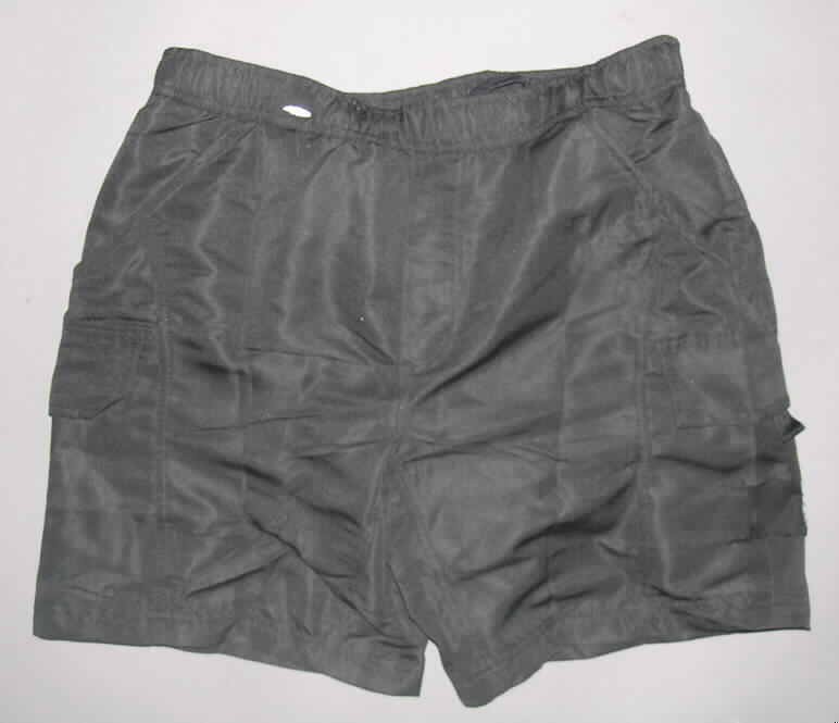 Zwei miteinander verbundene Kleidungsstücke, bestehend aus einer kurzen Hose aus Geweben (außen) und einer kurzen Hose aus Gewirken (innen), sog. Herren - Fahrradhose kurz, in Erwachsenengröße, siehe Fotos,
- beide Kleidungsstücke sind durch Knöpfe und Schlaufen am Taillenbund miteinander 
  verbunden, können aber auch separat getragen werden,
- kurze Hose aus Geweben:
-- aus 0,3 mm dicken, einfarbigen Geweben aus laut Antrag 100% Polyester (synthetische 
   Chemiefasern),
-- in der Taille abschließend, mit einem elastischen Bund mit Tunnelzug, mit innen 
   angenähten Schlaufen zum Befestigen der kurzen Hose aus Gewirken,
-- unterhalb des Taillenbundes mit einer Patte ohne Eingriffsmöglichkeit als Verschluss-
   attrappe (sog. Blindpatte), ohne Öffnung und ohne Verschluss; ohne Hinweise, die auf den 
   Trägerkreis (Männer oder Frauen) hinweisen (unisex),
-- vorn mit zwei offenen Eingriffstaschen, einer mittig eingesetzten Gesäßtasche mit Reißver- 
   schluss und zwei Beintaschen mit Patte und Klettverschluss,
-- mit kurzen Hosenbeinen, die nicht die Knie bedecken (Seitenlänge: 46 cm),
-- an den Beinabschlüssen durch Umschlagen und Festnähen gesäumt.