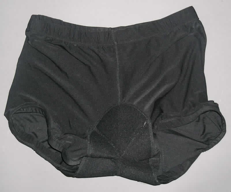 Zwei miteinander verbundene Kleidungsstücke, bestehend aus einer kurzen Hose aus Geweben (außen) und einer kurzen Hose aus Gewirken (innen), sog. Herren - Fahrradhose kurz, in Erwachsenengröße, siehe Fotos,
- beide Kleidungsstücke sind durch Knöpfe und Schlaufen am Taillenbund miteinander 
  verbunden, können aber auch separat getragen werden,
- kurze Hose aus Gewirken:
-- aus 0,5 mm dicken, einfarbigen Gewirken aus laut Antrag 94% Polyester und 6% Elastan
   (beides synthetische Chemiefasern),
-- in der Taille abschließend, mit einem elastischen Taillenbund mit angenähten Knöpfen
   zur Befestigung an der kurzen Hose aus Geweben,
-- ohne Öffnung und ohne Verschluss; ohne Merkmale, die auf einen bestimmten Trägerkreis 
   (Männer oder Frauen) hinweisen (unisex),
-- mit eingenähtem Polster im Schritt- und Gesäßbereich,
-- mit kurzen Hosenbeinen, die nicht die Knie bedecken (Seitenlänge: 34 cm),
-- an den Beinabschlüssen durch Umschlagen und Festnähen gesäumt und mit einem 
   elastischen, rutschhemmenden Band ausgestattet.