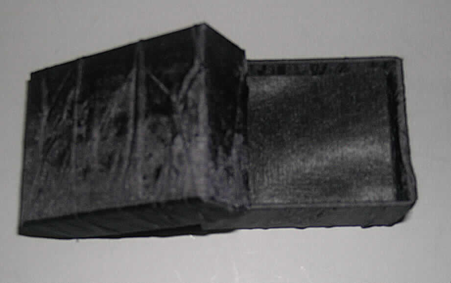 Schachtel für Schmuckwaren, sog. Kartonschachtel, Serie 141, siehe Foto, 
- zweiteilig, bestehend aus Bodenteil und Deckel, 
- mit einer Außenseite aus Spinnstoffen (schwarz), 
- - in Knitteroptik auf einer Unterlage aus Pappe aufgeklebt, 
- ohne Verschluss, 
- mit einem für eine Schmuckware besonders hergerichteten Inneneinsatz aus mit Scher- 
  staub beflocktem Schaumkunststoff,
- mit einem um den Inneneinsatz gefalteten Spinnstoffzuschnitt als Polsterung der Schmuck- 
  ware, 
- mit den Abmessungen von ca. 8 x 6 x 4 cm, 
- augenscheinlich nicht handgearbeitet.