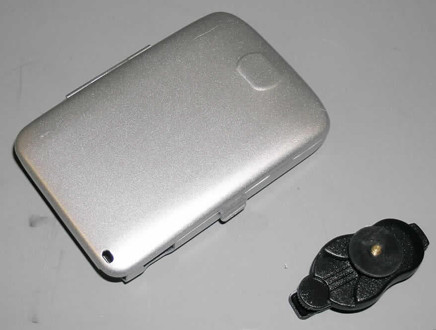 Etuiähnliches Behältnis, sog. Aluminiumetui für einen PDA, siehe Foto, 
- vollständig aus eloxiertem Aluminium, 
- mit einem abnehmbaren, drehbaren Gürtelclip aus Kunststoff, 
- Deckel seitlich aufklappbar, mit Schnappverschluss, 
- innen zum Schutz des Gerätes ausgekleidet mit einer dünnen Neoprenschicht, 
- von der Form und der Größe passgenau zur Aufnahme eines speziellen PDAs gearbeitet, 
- mit diversen Aussparungen und Öffnungen im Etui, 
- mit den Abmessungen von ca. 12,1 (L) x 8,6 (B) x 2,4 (H) cm, 
- verpackt in einer für derartige Waren üblichen Kunststoffumschließung.