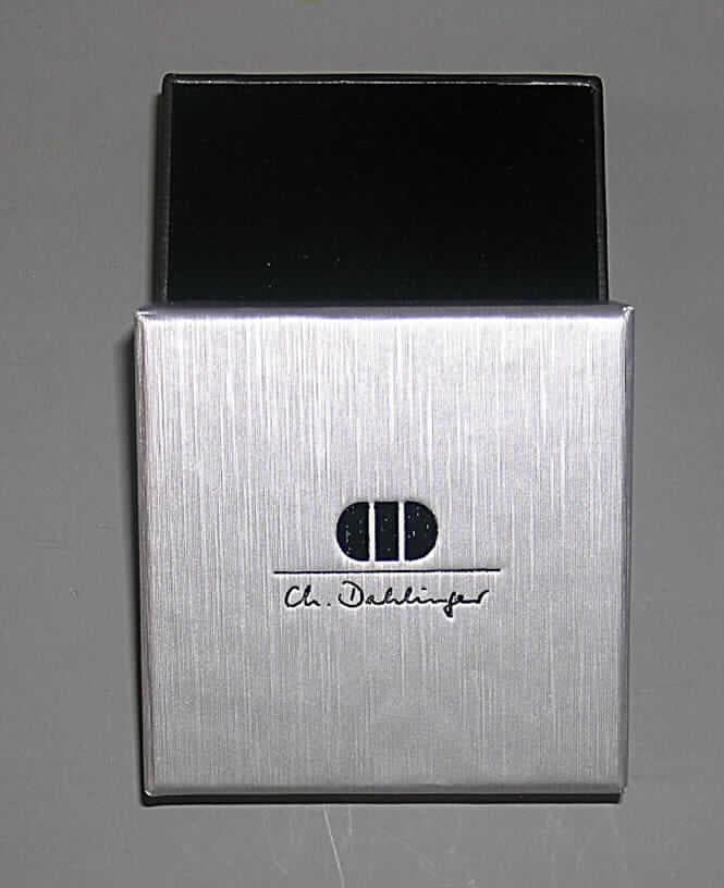 Schachtel für Schmuckwaren, sog. Kartonschachtel mit Papierüberzug, Serie 126, siehe 
Foto, 
- zweiteilig, bestehend aus Bodenteil und Deckel, 
- mit einer Außenseite aus Papier (Deckel aus beschichtetem Papier, die Beschichtung ist 
  als eigene Lage mit dem bloßem Auge nicht wahrnehmbar), 
- - Bodenteil streifenartig geprägt, 
- - Deckel in der Optik von gebürstetem Metall, 
- - auf einer Unterlage aus Pappe aufgebracht, 
- ohne Verschluss, 
- mit einem für eine Schmuckware besonders hergerichteten Inneneinsatz aus mit Scher- 
  staub beflocktem Schaumkunststoff,
- mit einem Zuschnitt aus einem mit Scherstaub beflockten Schaumkunststoff als 
  Abdeckung für die Schmuckware, 
- mit den Abmessungen von ca. 6,5 x 6,5 x 2,3 cm.