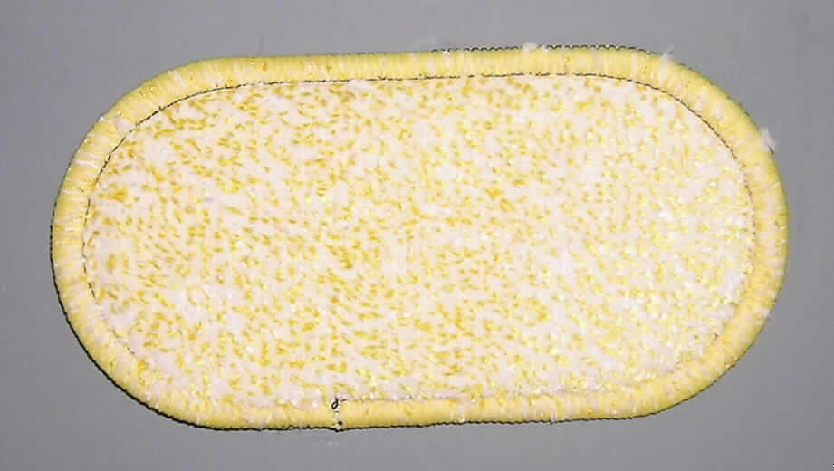 Andere konfektionierte Spinnstoffware (Reinigungstuch), sog. Reinigungspad, siehe beigefügtes
Foto,
- oval, in den Abmessungen: ca. 15 cm x 8 cm,
- Oberseite: aus ca. 5,0 mm dicken, buntgewebten Plüschgeweben aus Spinnstoffen,
- Unterseite: aus einer Zellkunststofffolie mit einer einfachen Unterlage aus Vliesstoff   
  (Meterware des Kapitels 39),
- durch Zusammennähen der beiden Lagen an den Rändern konfektioniert,
- nicht handgearbeitet,
- dient als sog. Reinigungspad zum Reinigen von Schuhen,
- die Plüschgewebe bestimmen insbesondere nach dem Verwendungszweck als Reinigungstuch
  den Charakter der aus verschiedenen Stoffen bestehenden Ware, da die Reinigung der Schuhe
  mit dieser Seite durchgeführt wird, die Zellkunststofffolie dient lediglich zur besseren
  Handhabung (Griffigkeit) und soll die Beschmutzung der Hände vermeiden, 
- bei der Ware handelt es sich lt. ergänzenden Antragsangaben um ein Bestandteil eines
  sog. Reise-Schuh-Set, in der sich neben zwei Reinigungstüchern u.a. noch ein Lederbalsam
  (Schuhcreme) aufgemacht in einem Etui befindet, welches jedoch nicht Gegenstand der
  Auskunft ist.