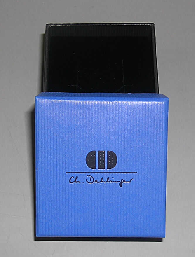 Schachtel für Schmuckwaren, sog. Kartonschachtel mit Papierüberzug, Serie 121, siehe 
Foto, 
- zweiteilig, bestehend aus Bodenteil und Deckel, 
- mit einer Außenseite aus Papier (streifenartig geprägt), 
- - auf einer Unterlage aus Pappe aufgebracht, 
- ohne Verschluss, 
- mit einem für eine Schmuckware besonders hergerichteten Inneneinsatz aus mit Scher- 
  staub beflocktem Schaumkunststoff,
- mit den Abmessungen von ca. 5,7 x 6,3 x 3,5 cm.