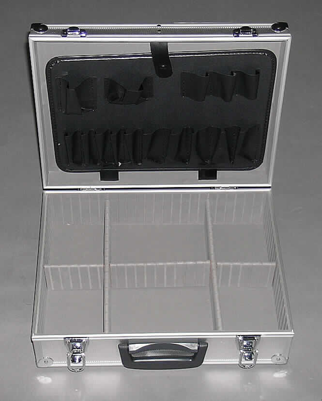 Handkoffer, sog. Werkzeugkoffer, siehe Photos, 
- mit einer Außenseite aus strukturiertem Aluminium (Ergebnis der augenscheinlichen 
  Untersuchung), welches auf einer Unterkonstruktion aus entsprechend zuge- 
  schnittenen Holzfaserplatten aufgeklebt ist, 
- mit einem Rahmen aus Aluminium und Eckverstärkungen aus Stahlblech, 
- mit den Abmessungen ca. 39 x 30 x 13 cm, 
- mit einem Handtragegriff aus Kunststoff, 
- mit zwei abschließbaren Bügelschlössern, 
- innen mit Schaumkunststoff ausgekleidet, 
- mit fünf variabel einzustellenden Trennstegen,
- im Deckel mit einer herausnehmbaren Platte mit aufgenähten Schlaufen und 
  Einsteckfächern, 
- nicht zur Aufnahme von bestimmten Werkzeugen hergerichtet.
