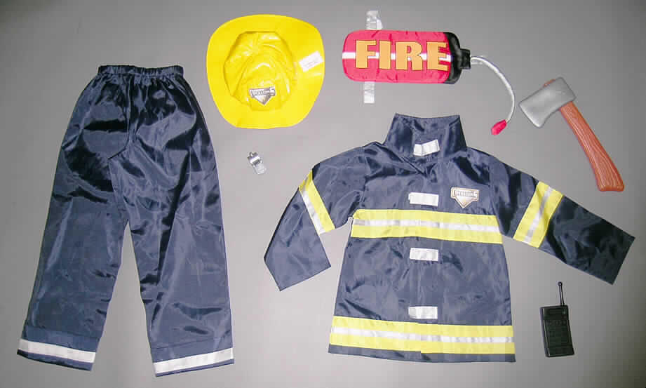 Mehrteilige Zusammenstellung, bestehend aus einem Hemd für Knaben, einer langen Hose, einer
Kopfbedeckung, Spielzeug in einer Zusammenstellung aufgemacht (Feuerlöscher, Funkgerät, Axt)
und einer Signalpfeife, sog. Verkleidungsset Feuerwehrmann, in Kindergröße, siehe beigefügte
Fotos, 
- in Aufmachung für den Einzelverkauf,
- keine Einreihung der Kleidungsstücke in das Kapitel 95, da Maskenkostüme aus Spinnstoffen der 
  Kapitel 61 oder 62 vom Warenkreis des Kapitels 95 ausgenommen sind,
- getrennte Einreihung aller Bestandteile der Zusammenstellung, da Hemd und lange Hose nicht aus
  ein und demselben Flächenerzeugnis hergestellt sind und daher nicht zusammen in eine Position
  eingereiht werden dürfen,
- Hemd für Knaben:
-- aus 0,1 mm dicken, einfarbigen (blau und gelb) Geweben aus lt. Antrag 100% Polyester
   (synthetische Chemiefasern); mit aufgesetzten, schmalen, kontrastfarbenen (silbern) Streifen
   aus Geweben verziert,
-- ungefüttert,
-- mit Stehkragen,
-- vorn mit einer durchgehenden Öffnung mit vier kontrastfarbenen (silbern) Klettverschlussriegeln
   von links über rechts (Knabenkleidung),
-- mit langen Ärmeln,
-- über die Taille reichend (Rückenlänge: 49 cm),
-- am unteren Rand durch Umschlagen und Festnähen gesäumt.