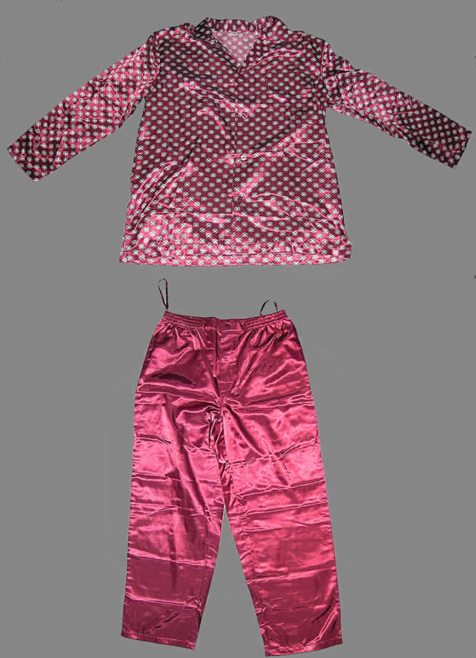 Schlafanzug für Männer, sog. Schlafanzug Order: 137301, Artikel: 804151, bestehend 
aus Oberteil und langer Hose, Größe 50, siehe Fotos,
- in gemeinsamer Aufmachung für den Einzelverkauf,
- aus verschiedenen 0,3 mm dicken, glänzenden, innen gerauten Satingeweben (Hose: 
  einfarbig, bordeauxrot, Oberteil: bordeauxrot mit kleingemustertem Alloverdruck) aus lt.  
  'Antrag 83 % Polyester (synthetische Chemiefasern) und 17 % Baumwolle,
- nach objektiven Merkmalen (Schnitt, Farbe, Material, Ausstattung und Gesamteindruck) 
  erkennbar dazu bestimmt, ausschließlich oder im Wesentlichen als Nachtkleidung 
  im Bett getragen zu werden,
- Oberteil:
-- über die Taille reichend (Rückenlänge: 77 cm),
-- mit einem V-förmigen Ausschnitt mit Reverskragen, 
-- vorn mit einer durchgehenden Öffnung mit Knopfverschluss von links über rechts 
   (Männerkleidung),
-- mit langen Ärmeln, an den Abschlüssen gesäumt,
-- mit einer aufgesetzten Brusttasche,
-- am unteren Rand durch Umschlagen und Festnähen gesäumt,
- lange Hose: 
-- in der Taille abschließend mit einem elastischen Bund,
-- vorn mit einer durch eine Patte verdeckten Öffnung mit Knopfverschluss von links 
   über rechts (Männerkleidung),
-- mit knöchellangen, weiten Hosenbeinen,
-- an den Beinabschlüssen durch Umschlagen und Festnähen gesäumt.