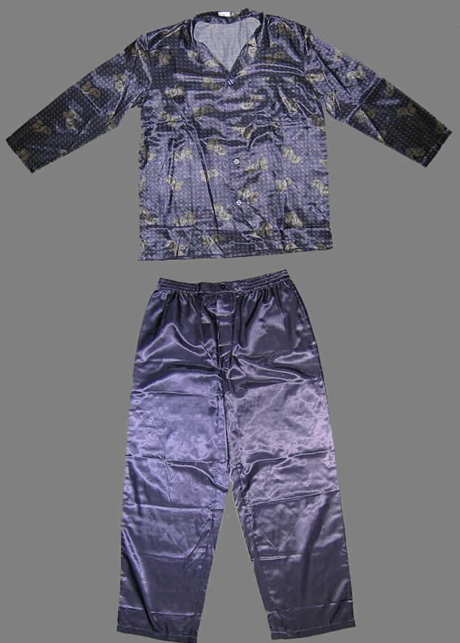 Schlafanzug für Männer, sog. Schlafanzug Order: 137300, Artikel: 804147, bestehend 
aus Oberteil und langer Hose, Größe 50, siehe Fotos,
- in gemeinsamer Aufmachung für den Einzelverkauf,
- aus verschiedenen 0,3 mm dicken, glänzenden, innen gerauten Satingeweben (Hose:  
  einfarbig blauOberteil: blau mit kleingemustertem Alloverdruck) aus lt. Antrag 83 %  
  Polyester (synthetische Chemiefasern) und 17 % Baumwolle,
- nach objektiven Merkmalen (Schnitt, Farbe, Material, Ausstattung und Gesamteindruck) 
  erkennbar dazu bestimmt, ausschließlich oder im Wesentlichen als Nachtkleidung 
  im Bett getragen zu werden,
- Oberteil:
-- über die Taille reichend (Rückenlänge: 77 cm),
-- mit einem V-förmigen Ausschnitt mit Reverskragen, 
-- vorn mit einer durchgehenden Öffnung mit Knopfverschluss von links über rechts 
   (Männerkleidung),
-- mit langen Ärmeln, an den Abschlüssen gesäumt,
-- mit einer aufgesetzten Brusttasche,
-- am unteren Rand durch Umschlagen und Festnähen gesäumt,
- lange Hose: 
-- in der Taille abschließend mit einem elastischen Bund,
-- vorn mit einer durch eine Patte verdeckten Öffnung mit Knopfverschluss von links 
   über rechts (Männerkleidung),
-- mit knöchellangen, weiten Hosenbeinen,
-- an den Beinabschlüssen durch Umschlagen und Festnähen gesäumt.