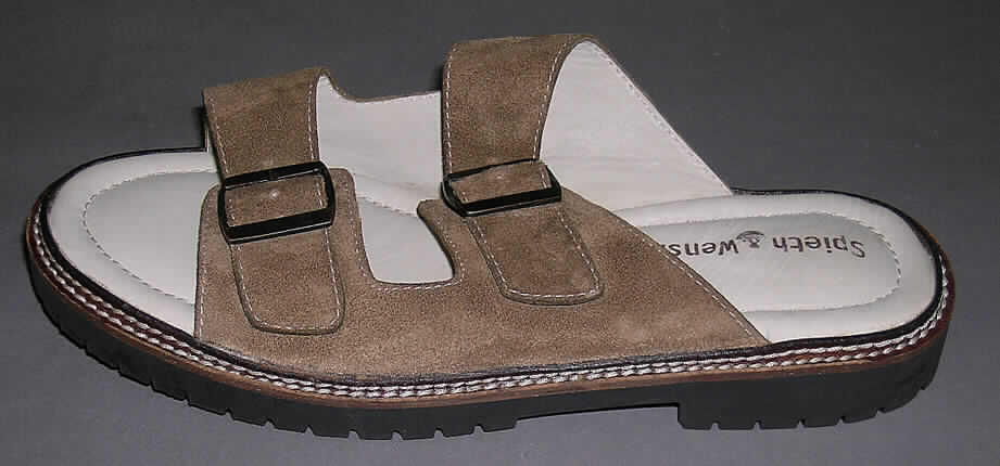 Sandale, sog. Herrenclog Siggi Art. 531 H, siehe Foto, 
- mit Laufsohlen aus Kautschuk,
- mit Oberteil aus Leder, ohne Fersenverschluß 
- nicht geschlossenes Blatt,
- nicht den Knöchel bedeckend,
- mit einer größten Höhe des Absatzes (einschließlich der Sohle) von weniger als 3 cm,
- mit einer Länge der Innensohle von mehr als 24 cm,
- nicht als Männer- oder Frauenschuhe erkennbar.