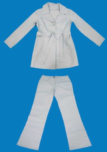 Kostüm (Hosenanzug) für Frauen, bestehend aus Jacke und langer Hose, Größe 38, siehe Fotos,
- aus 0,6 mm dicken, einfarbigen Geweben aus lt. Antrag 73% Baumwolle, 24% Polyester 
  und 3% Spandex (beides synthetische Chemiefasern); vollständig aus ein und demselben 
  Flächenerzeugnis hergestellt und gleich in Struktur, Stil, stofflicher Zusammensetzung,
  Farbe und Größe,
- Jacke: 
-- über den Schritt, aber nicht über den halben Oberschenkel reichend (Rückenlänge: 82 cm),
-- mit einem leicht halsfernen Ausschnitt mit Reverskragen,
-- vorn durchgehend von rechts über links geknöpft (Frauenkleidung),
-- mit langen Ärmeln, an den Abschlüssen gesäumt,
-- in der Taille mit Gürtelschlaufen und einem durchgezogenen Bindegürtel,
-- mit zwei eingesetzten Taschen unterhalb der Taille, 
-- in acht Längsteilen tailliert und körpernah gearbeitet,
-- ungefüttert; am unteren Rand gesäumt,
- lange Hose:
-- in der Taille abschließend, mit einem angesetzten Taillenbund, mit Gürtelschlaufen,
-- vorn mit einer Öffnung mit Reißverschluss und einer von rechts über links mit einem Knopf 
   zu schließenden Patte (Frauenkleidung),
-- mit zwei seitlich eingesetzten Taschen auf der Vorderseite und einem zusätzlich aufge-
   setzten Täschchen an der Eingriffsöffnung einer Tasche (in der Art der sog. Five-Pocket-
   Jeans) sowie mit zwei aufgesetzten Gesäßtaschen,
-- mit knöchellangen Hosenbeinen, an den Beinabschlüssen gesäumt.