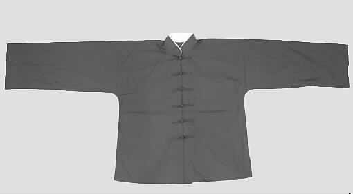 Zweiteilige Zusammenstellung, bestehend aus einer Jacke für Frauen und einer langen Hose,
sog. Trainingsanzug für asiatische Kampfsportarten, in Größe XL, siehe Fotos, 
- in Aufmachung für den Einzelverkauf,
- aufgrund der Ausstattung (fehlende Ärmelverengung, Knotenverschluss) kein Trainings-
  anzug der Position 6211,
- keine Kombination, da aufgrund der unterschiedlichen Gewebe (andere Farbgestaltung 
  -weiß- am Bund der Hose) nicht aus ein und demselben Flächenerzeugnis hergestellt,
- Jacke (dunkelgrau):
  -- aus 0,2 mm dicken, einfarbigen Geweben aus lt. Antrag 65 % Polyester (synthetische 
     Chemiefasern) und 35 % Baumwolle,
  -- über den Schritt reichend (Rückenlänge: 78 cm),
  -- weit geschnitten, 
  -- nicht gefüttert,
  -- mit langen Ärmeln; an den Ärmelenden mit angesetzten, auf der Innenseite mit 
     kontrastfarbenen (weißen) Gewebezuschnitten unterlegten, ca. 12 cm breiten, 
     nicht verengenden Abschlüssen,
  -- mit einem Stehkragen, mit einem herausknöpfbaren Kragenschoner,
  -- vorn mit einer durchgehenden Öffnung mit Knotenverschluss von rechts auf links 
     (Frauenkleidung),
  -- mit zwei aufgesetzten Brusttaschen und zwei aufgesetzten Taschen unterhalb der Taille
     (somit keine Hemdbluse der Position 6206),
  -- am unteren Rand durch Umschlagen und Festnähen gesäumt.