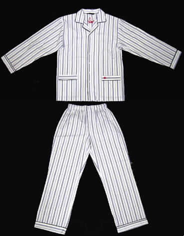 Schlafanzug für Männer, sog. Herren-Pyjama, Größe M, siehe Foto,
- aus Oberteil und langer Hose,
- in gemeinsamer Aufmachung für den Einzelverkauf,
- aus 0,3 mm dicken, in einem Streifenmuster (weiß-blau) buntgewebten Geweben 
  aus lt. Antrag 100 % Baumwolle,
- nach Schnitt (weit), Material, Farbe und Ausstattung erkennbar dazu bestimmt, 
  ausschließlich oder im Wesentlichen als Nachtkleidung im Bett getragen zu 
  werden (u. a. somit keine Kombination der Pos. 6203),
- Oberteil:
-- über den Schritt reichend (Rückenlänge: 74 cm),
-- mit einem V-förmigen Ausschnitt mit Reverskragen, 
-- im Nackenbereich doppelt gearbeitet und innen mit einer Stickerei versehen,
-- vorn durchgehend von links auf rechts geknöpft (Männerkleidung),
-- mit langen Ärmeln, an den Abschlüssen mit einer angesetzten, geraden Blende,
-- mit zwei aufgesetzten Taschen unterhalb der Taille, eine mit einer kleinen
   Stickerei versehen,
-- am unteren Rand durch Umschlagen und Festnähen gesäumt,
-- mit kontrastierenden Paspelierungen an Kragen, Knopfleiste, Ärmelblenden und 
   Taschenblenden,
- lange Hose: 
-- in der Taille abschließend, mit einem teilweise elastischen Bund,
-- vorn mit einer Öffnung, mit doppeltem Knopfverschluss im Bund und Patte mit
   Knopfverschluss von links auf rechts (Männerkleidung),
-- mit knöchellangen, weiten Hosenbeinen; an den Beinabschlüssen mit angesetzten,
   geraden Blenden und kontrastfarbener Paspelierung.