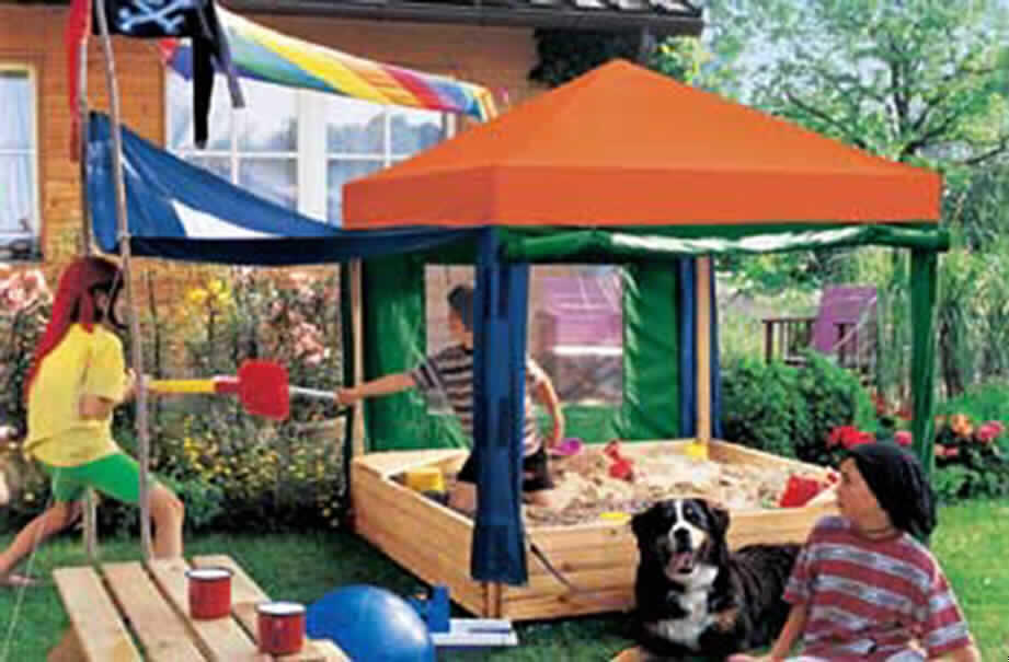 Unvollständiges Zelt, sog. Dachbezug mit Seitenteilen für eine Sandkiste für Kinder,
Art. 1159 "Benjamin" Dach mit Seitenteilen bunt, s. Abb.;
- in den Abmessungen: Grundfläche : ca. 1,6 m x 1,6 m, Höhe: 1,80 m, 
- bestehend aus einem Dach, mehrdimensional, in der Form eines Walmdachs gearbeitet,
  mit vier angenähten Seitenteilen mit Fenstern aus klarsichtiger Kunststofffolie sowie 
  mit vier 30 cm breiten Pfostenverkleidungen mit Klettverschlussbändern, an denen die 
  Seitenteile befestigt werden können; dadurch wird ein geschlossener Raum gebildet; die 
  Ware erfüllt daher die Begriffsbestimmung für ein "Zelt"; die Seitenteile können hochgerollt 
  und mit elastischen Bändern gehalten werden,
- durch Nähen konfektioniert,
- Dach: aus 0,3 mm dicken, einfarbigen (organgefarben) Geweben aus Streifen aus 
  synthetischer Spinnmasse (lt. Antrag Polyethylen), mit einer augenscheinlichen 
  Streifenbreite von weniger als 5 mm, beidseitig wahrnehmbar mit Kunststoff bestrichen
  (Meterware des Kap. 39), mit einer 38 cm X  38 cm großen, konfektionierten Dach-
  verstärkung,
- Seitenteile: aus 0,3 mm dicken, verschiedenen einfarbigen (blau und grün) Geweben aus 
  Streifen aus synthetischer Spinnmasse (lt. Antrag Polyethylen), mit einer augen- 
  scheinlichen Streifenbreite von weniger als 5 mm; ein Überziehen mit Kunststoff ist auf 
  beiden Seiten mit bloßem Auge nicht wahrnehmbar, somit keine Ware des Kap. 39;
  in der Mitte mit 60 cm X 90 cm großen Fenstern aus klarsichtiger Kunststofffolie,
- Pfostenverkleidungen: aus 0,3 mm dicken, verschiedenen einfarbigen (blau und grün) 
  Geweben der Pos. 5903 aus Streifen aus synthetischer Spinnmasse (lt. Antrag 
  Polyethylen), mit einer augenscheinlichen Streifenbreite von weniger als 5 mm; einseitig 
  (Innenseite) wahrnehmbar mit Kunststoff bestrichen,
- am unteren Rand der Seitenteile und Pfostenverkleidungen mit Ösen aus unedlem Metall,
- die Spinnstoffgewebe der Seitenteile und der Pfostenverkleidungen herrschen nach dem
  Umfang vor und sind auch in Bezug auf die Verwendung (verschließbares Zelt) als 
  charakterbestimmend anzusehen, somit kein Zelt der Pos. 3926,
- soll auf ein in Deutschland gefertigtes Holzgestell mit Sandkasten aufgesetzt 
  werden, um im geschlossenen Zustand zu verhindern, dass Hunde oder Katzen den
  Sandkasten verunreinigen,
- stellt sich aufgrund des fehlenden Gestells aus unvollständiges Zelt dar,
- aufgrund der aufwändigen Ausstattung, der Abmessungen und der Wetterfestigkeit
  handelt es sich nicht um Spielzeug der Pos 9503.
