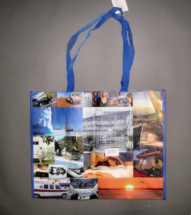 Anderes Behältnis, sog. Einkaufstasche, siehe Foto, 
- mit einer mit dem bloßen Auge wahrnehmbaren Außenseite aus Kunststofffolie, auf einer 
  Unterlage aus Streifengewebe, 
- auf der Außenseite mit verschiedenen Bildmotiven bedruckt,
- mit zwei Tragegriffen (Umhängegurten) aus Spinnstoff, 
- außen mit einem Einsteckfach aus transparenter Kunststofffolie ausgestattet, 
- oben mit einem Druckknopfverschluss ausgestattet, 
- an den Rändern mit Streifen aus dem Taschenmaterial eingefasst, 
- ohne Innenausstattung und ohne eingelegte Bodenplatte, nicht gefüttert, 
- mit den Abmessungen von ca. 52 (L) x 42 (H) x 16,5 (T) cm, 
- aufgrund der Verarbeitung und der Festigkeit des Taschenmaterials für eine längere 
  Verwendung vorgesehen.