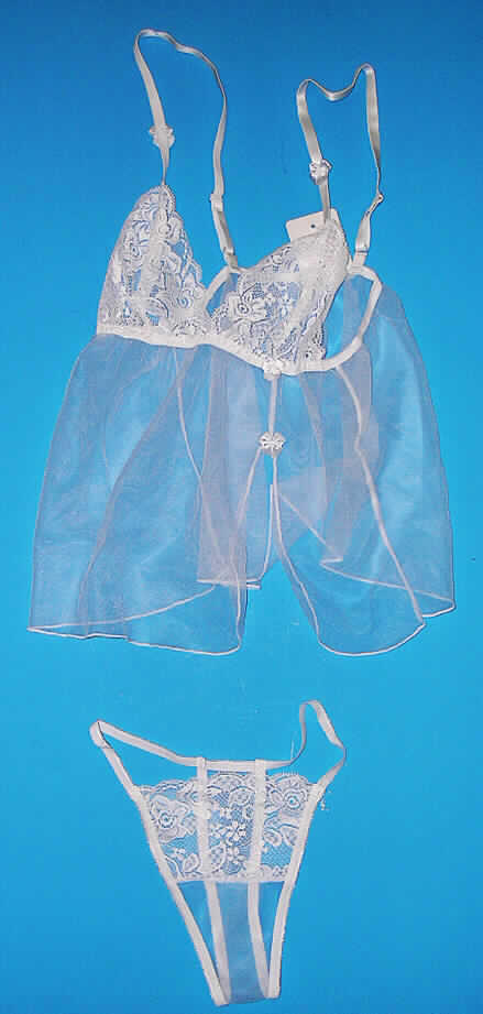 Schlafanzug bestehend aus einem sehr kurzen Nachthemd und einem slipähnlichen Kleidungsstück (Baby Doll), sog. Reizwäsche-Erotisch (Baby Doll mit Tangaslip), Art. ZL 2297, Größe S, siehe beigefügtes Foto,
- gemeinsam für den Einzelverkauf aufgemacht,
- aus 0,2 mm dicken, leicht durchscheinenden, einfarbigen Gewirken und aus 0,7 mm
  dicken, einfarbigen, durchbrochenen Gewirken (sog. Raschelspitze); beide 
  Flächenerzeugnisse aus lt. Antrag 90% Polyamid und 10% Spandex (beides synthetische
  Chemiefasern),
- aufgrund des Schnitts eindeutig als Frauenkleidung erkennbar,
- Oberteil: über die Taille reichend (Rückenlänge: ca. 55 cm); mit elastischen, verstellbaren
  Spaghettiträgern; mit ausgearbeiteten Büstenteilen aus Raschelspitze; im Vorderteil
  ca. 7 cm unterhalb der Brust bis zum unteren Rand seitlich offen; weit geschnitten;
  an den Rändern gesäumt; an den Trägern und vorn jeweils mit zwei kleinen Schleifen aus
  einem gewebten Band verziert,
- slipähnliches Kleidungsstück; in Form eines Tangaslips gearbeitet; in der Taille
  abschließend mit einem elastischen Taillenbund; mit sehr hohen Beinausschnitten, die mit
  elastischen Bändern gearbeitet sind; vorn im oberen Bereich aus Raschelspitze; im Schritt
  nicht doppelt gearbeitet und ohne Hygieneeinlage, kennzeichnet sich jedoch aufgrund der
  Ausstattung und des Verwendungszwecks als slipähnliches Kleidungsstück,
- insbesondere nach Schnitt, Material, Farbe und Ausstattung erkennbar dazu bestimmt,
  ausschließlich oder im Wesentlichen als Nachtkleidung (sog. Baby Doll) im Bett getragen
  zu werden.