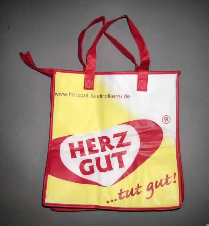 Isoliertasche in Form einer Einkaufstasche, sog. Kühltasche, siehe Foto,
- mit einer Außenseite aus Spinnstoffen (punktuell verfestigter Vliesstoff),
- mit einer Zwischenlage (Isolierschicht) aus Schaumkunststoff,
- mit einer Innenseite aus aluminiumbedampfter Kunststofffolie,
- mit zwei angenähten Handtragegriffen,
- mit einem Reißverschluss entlang dem oberen Rand,
- ohne Inneneinteilung,
- mit einer Größe von ca. 34 x 18 x 35 cm,
- wieder verwendbare Tasche, die der Aufrechterhaltung der Temperatur 
  von Speisen und Getränken während des Transports dient,
- augenscheinlich nicht handgearbeitet.