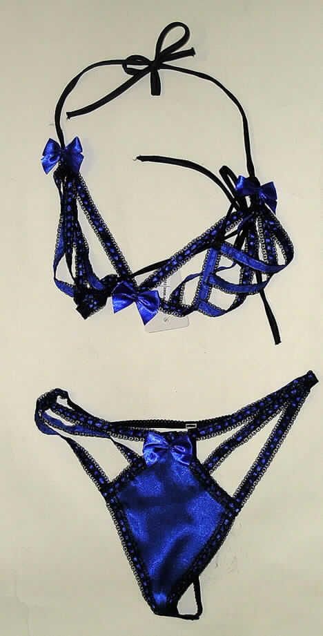 Zweiteilige Zusammenstellung bestehend aus einem Oberteil und einem slipähnlichen Kleidungsstück, sog. Reizwäsche-Erotisch (2-teiliges Set), Art. ZL 030, Größe S, siehe beigefügtes Fotos,
- in Aufmachung für den Einzelverkauf,
- keine Kombination im Sinne der Anm. 3b) zu Kap. 62, weil u.a. eine Ware der Position 
  6208 als Bestandteil einer Kombination nicht zugelassen ist,
- aufgrund des Schnitts eindeutig als Frauenkleidung erkennbar,
- slipähnliches Kleidungsstück: in der Art eines Tangaslips gearbeitet; in der Taille
  abschließend; hinten im Taillenabschluss sowie im Gesäßbereich aus schmalen,
  elastischen Bändern aus Gewirken; vorn im Taillenbereich und seitlich unterhalb der Taille
  aus einfarbigen, ca. 1 breiten, gewebten Bändern bestehend, auf die ca. 1,5 cm breite,
  schmale Streifen aus durchbrochenen Gewirken (Raschelspitze) aufgenäht sind; vorn im
  Schambereich mit einem dreieckigen Zuschnitt aus Geweben sowie mit einer Schleife aus
  einem gewebten Band verziert; alle Flächenerzeugnisse aus lt. Antrag 62% Nylon, 18%
  Spandex (beides synthetische Chemiefasern) und 20% Baumwolle; im Schritt nicht
  doppelt gearbeitet und ohne Hygieneeinlage, kennzeichnet sich jedoch aufgrund der 
  Ausstattung und des Verwendungszwecks als slipähnliches Kleidungsstück,
- nach dem Umfang bestimmen die Gewebe den Charakter des Kleidungsstücks.